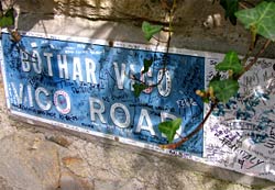 Strassenschild an der Hauswand der Rock-Legende