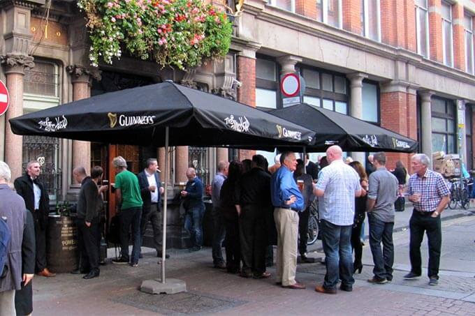 Treffen vor dem Pub (Stags Head in Dublin)