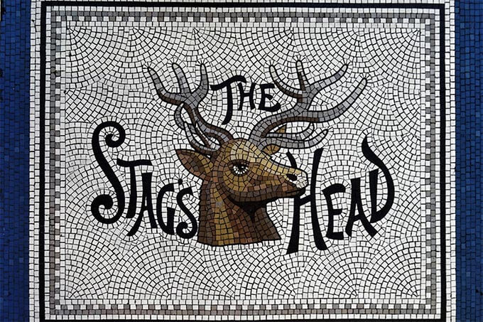 Mosaik im Stags Head