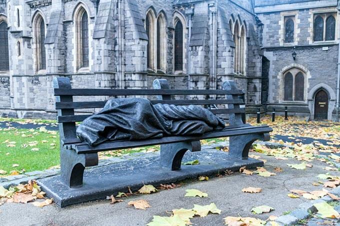 Homeless Jesus vor der Christ Church Cathedral