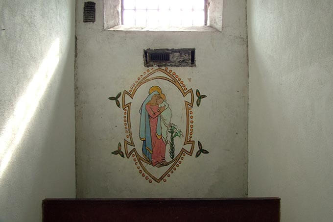 Zelle mit Madonna an der Wand